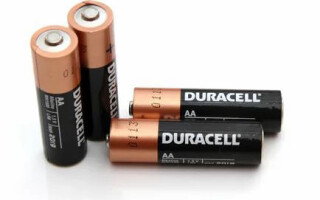 Kurių tipų baterijos yra - AA ir AAA baterijos