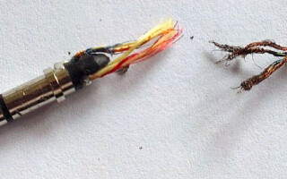 How to solder the wires to the headphone plug properly?
