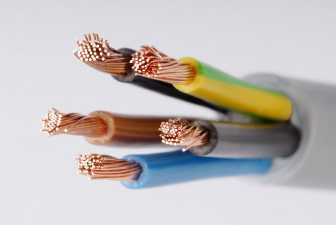 Care cablu este mai bun cu solid sau cu fire?