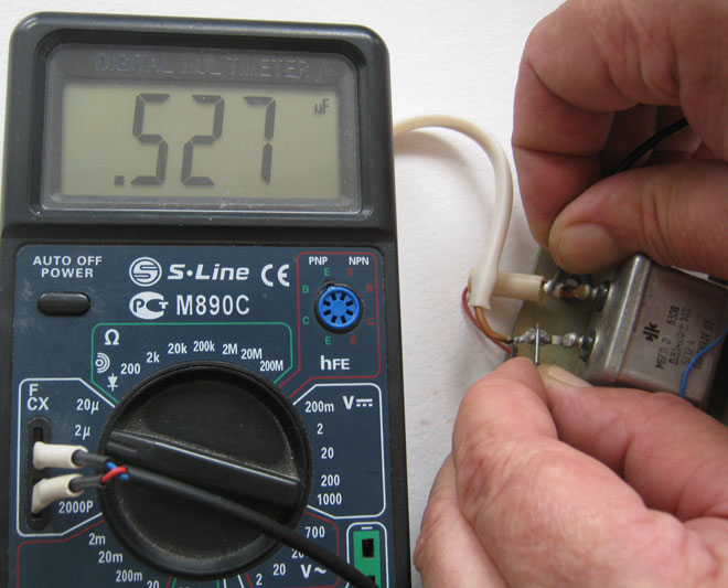 Kaip multimetru išmatuoti kondensatoriaus talpą?