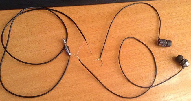 How to correctly solder wires to the headphone plug?