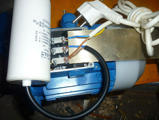 How to connect a 3-phase electric motor to a 220 volt grid through a capacitor