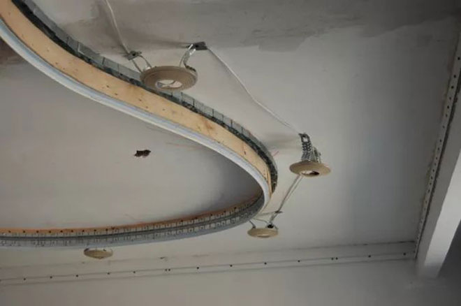 Prožektorių įrengimas pakabinamose lubose - elektros instaliacijos schemos, lempučių kiekio apskaičiavimas