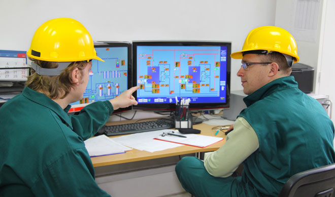 Un inginer electrician monitorizează parametrii rețelei. 