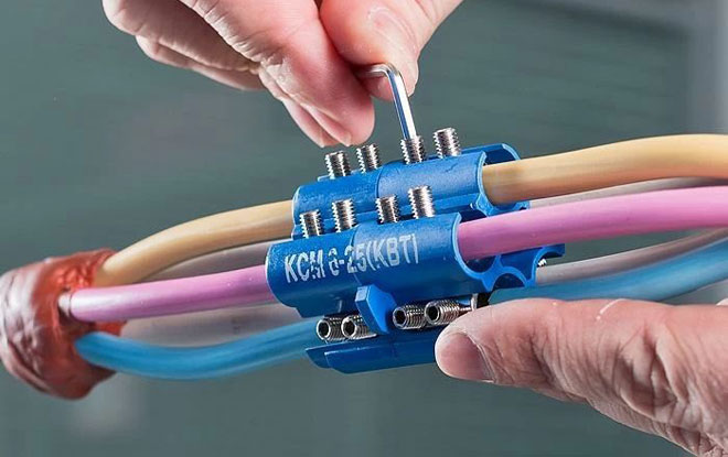 Conectarea conductoarelor cu secțiune transversală mare cu ajutorul unui presetupe de cablu. 