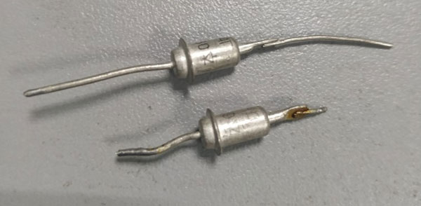 Metalinio korpuso Zenerio diodų išvaizda. 