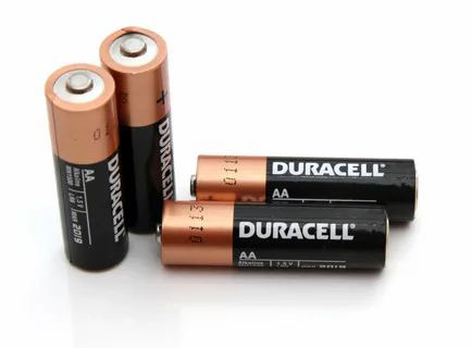 AA tipo piršto dydžio baterijų išvaizda. 