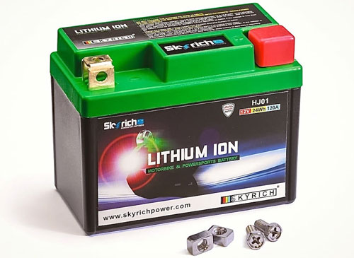 Pohľad na lítium-iónovú batériu pre motocykel zvonku. 